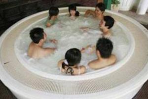 奇葩日本八大怪全家人洗澡用一缸水？