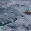 日本島嶼火山爆發！衛星圖現恐怖紅雲
