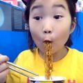 6歲YouTuber「吃個麵」吸3.7億觀看！　超狂收入帶家人住進90億豪宅