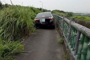 這是導航給的勇氣嗎？車子這樣開進去，差點進退兩難