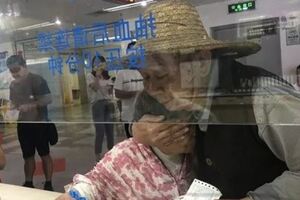 74歲阿婆在醫院抽血，老伴一個動作甜哭！網友：嫁給了愛情