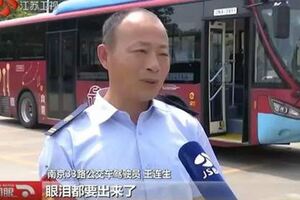 公車司機一路挨罵一路忍，誰知女孩一個動作讓他淚都要出來了