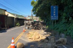 北宜公路坍方落石砸運雞貨車失控翻覆 駕駛命大輕傷