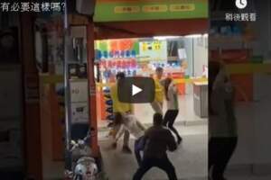 莽男路旁持安全帽猛砸女店員，隔壁店家趕忙報警，暴力行徑全被錄下！