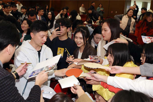 大陸桌球名將馬龍（左，白衣者）近日跟隨陸生團訪台，29日前往文化大學進行交流，並與我國退役桌球名將蔣澎龍與巴黎奧運國手陳思羽切磋球技，上演奧運層級的交流賽。散場後離去前一堆學生湧上去索取簽名。（鄧博仁攝）