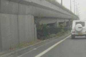 380萬奔馳越野車不上牌，車主卻在車尾貼了五個大字，挑釁交警！