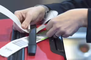 到底要不要撕?桃機認了「行李托運貼紙」有影響 最慘下場曝 到底要不要撕?桃機認了「行李托運貼紙」有影響 最慘下場曝