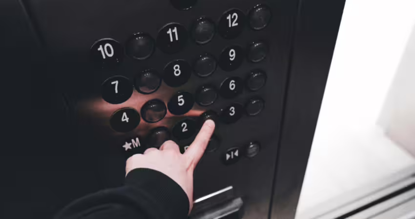 大樓傳惡臭 男住戶困電梯井「反覆輾壓10天」才被發現