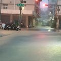 高雄深夜炸雨又淹水了！民眾卡路上動彈不得 怒譙：太晚宣布了