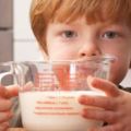 長期鈣質攝取不足，恐影響身高發育。鮮乳喝較少的孩童比較矮？！