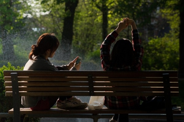 bench-people-smartphone-sun.jpg