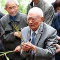 97歲台灣老兵靠著「智慧手機」終於成功回家！睽違77年的他跪在父母墳前痛哭：「爸，媽我回來了...」