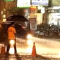 台南最美風景！大雷雨淹「半輪胎高」他涉水站路口…身分曝光