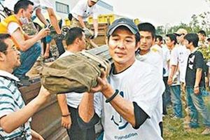 地震發生後，吳京、李連傑上第一線救援，孫儷、韓紅痛哭，她勇敢大罵外國人白痴!