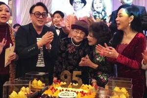 梅艷芳母親如願以償舉辦95歲壽宴，現場狂收金壽桃金觀音合不攏嘴