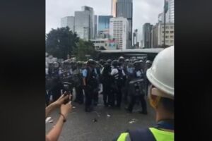 香港警民衝突被丟疑腐蝕性液體 13警送醫治療