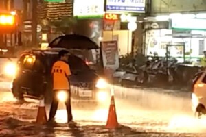 台南最美風景！大雷雨淹「半輪胎高」他涉水站路口…身分曝光