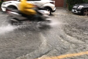 影／暴雨狂炸台南！　市區多處道路成小河