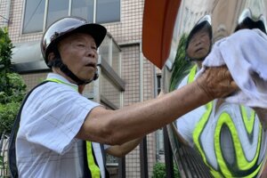 守護用路人安全 77歲伯8年擦淨15萬面反光鏡