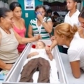 巴西2歲亡童下葬前突然【坐起來要水喝】...爸爸超驚恐之餘趕忙拿水，沒想到下一秒男童居然.....現場的人全被嚇得放聲尖叫！