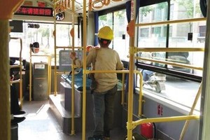 公車上這位從事粗工的婦人「怕弄髒椅子」所以一路站回家，司機發現後說了「這句話....」馬上讓她紅了眼眶！！！