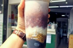 台南「這杯飲品」一杯就可以讓你飽到吃不下飯，不手軟一直放的配料真的有夠狂啊！