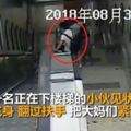 她搭電扶梯跌倒「骨牌效應」超嚇人