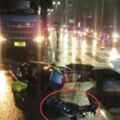 雨衣「殺人」事件再現！女子車底慘死！丈夫跪地雨中痛哭……