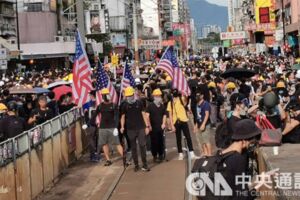 香港「光復元朗」近29萬人參加 警民爆多次流血衝突17傷