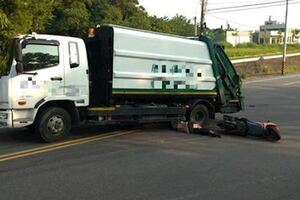 摔車滑進垃圾車輪下他這樣做撿一命