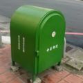 長知識！路邊出現「沒有投信孔」的郵筒？上面印著中華郵政的綠色物體竟然是....