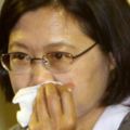 小英又感冒了躲抗議要玩三年「躲貓貓」?