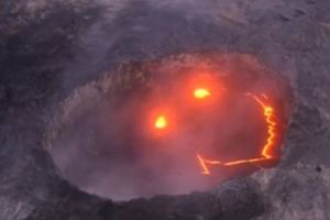 攝影師從空中俯拍夏威夷最活躍的火山，卻發現火山不僅「露出微笑」而且還看起來非常開心！