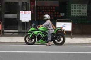 出家人僧鞋換車靴「狂飆重機」網笑：要去取經啦！