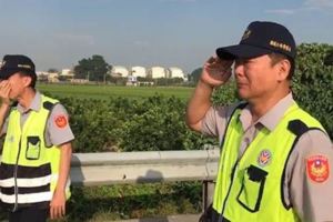 國道警遭貨車追撞慘死　同事趕到現場忍不住痛哭　淚喊：任務結束