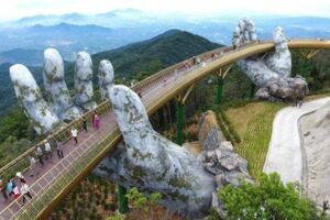 越南驚見「巨手捧金橋」　畫面太奇幻「爆多遊客朝聖打卡」
