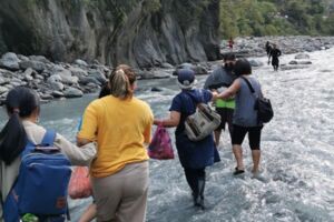 遙遠的歸鄉 南橫新武段再坍方居民爬山涉水回家過中秋