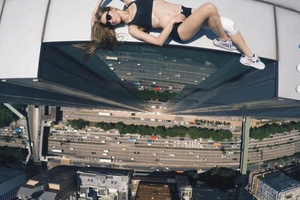 美國25歲美女酷愛爬高樓，站在幾百米高還要擺pose