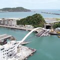 剛過南方澳大橋！中油司機連人帶車「360度甩落碼頭」　緊急送醫狀況曝「公司出面承諾」網友讚翻了