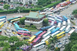 各產業遭雪崩式瓦解百輛遊覽車圍台北城抗議