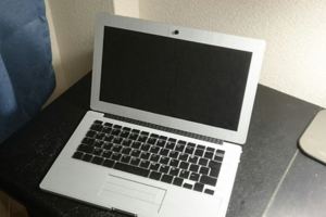 日本網友分享暗藏玄機的MacBook引起大家注意，「一掰開螢幕」看到的畫面讓大家都跪著秒讚！