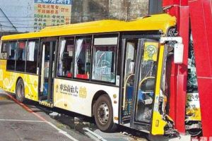 公車司機心跳停4路人神救援