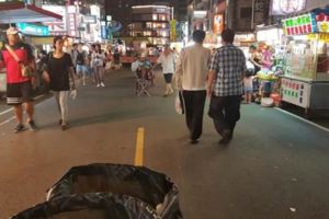 這個夜市700攤變20攤商家嘆錢歹賺網友：自食惡果!!!