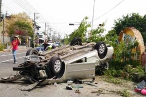 台一線轎車失控180度翻越安全島撞另輛車