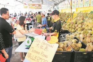 果王榴槤盛產,八打靈「吃到飽」促銷,　榴槤攤滿滿人潮