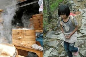 8歲女孩每天用假錢買饅頭，老闆存疑悄悄跟回家，看到輪椅上的女子，老闆淚目！