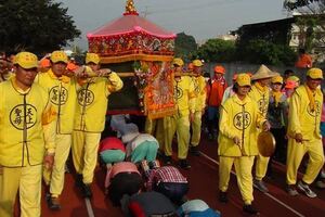 帶百位村民跪西螺大橋，祈求白沙屯媽祖再次進到村內...睽違5年，結果讓村民們都high翻了！