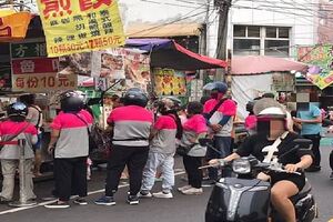 遇「粉紅軍團」看傻！10外送員排爆滷味攤　在地人曝關鍵！