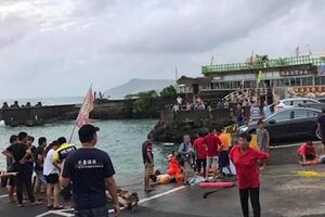 休旅車駛入漁港內，居民見狀即刻救援，把人成功救上岸。