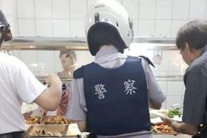 正義魔人PO照「警察可以穿制服買便當？」新北警神回「你先擔心你的雞腿吧」